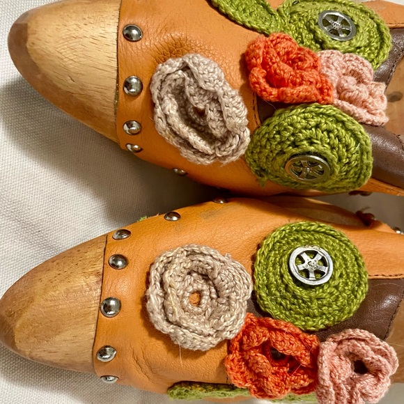Wooden clogs with colorful crocheted flowers. - Picture 2 of 5